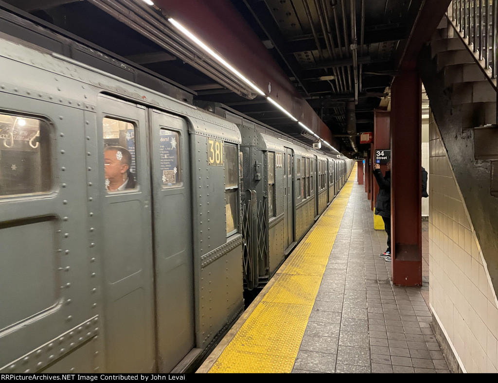  Lovin the line of Arnines at 34th St-Herald St Station just as they depart for Uptown